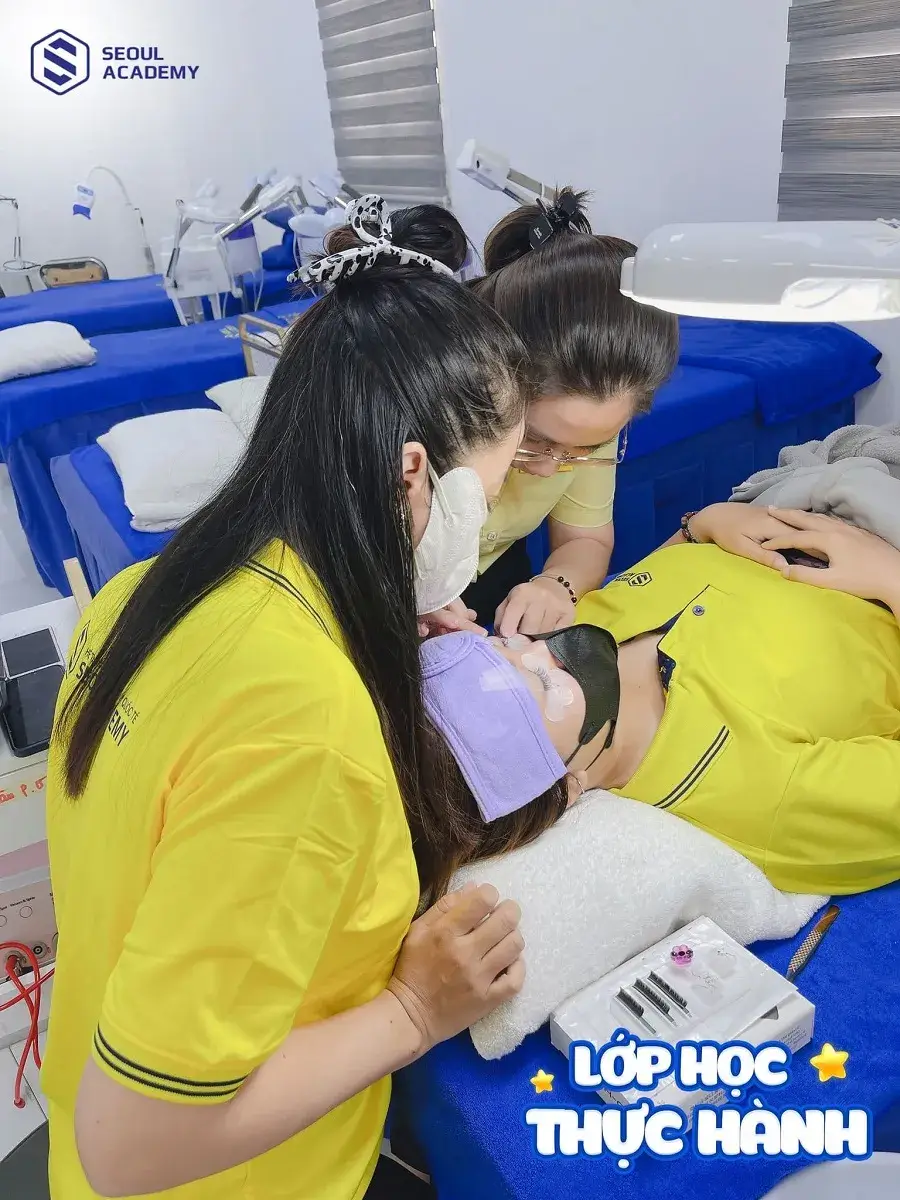 Học viên tại Seoul Academy luôn được dạy kèm, hướng dẫn 1:1
