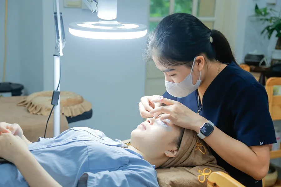 Học viên được thực hành trên mẫu thật tại VietBeauty Academy 