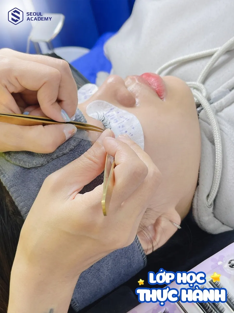 Học viên được thực hành trên mẫu thật, từng thao tác được thực hiện tỉ mỉ, cẩn thận