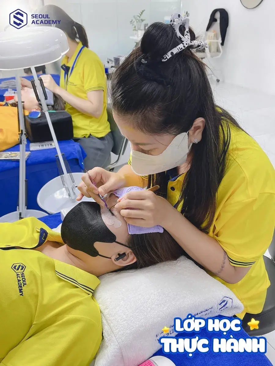 Nội dung học nối mi chuyên sâu học viên sẽ được thực hành các thao tác trên mẫu thật cho đến khi vững tay nghề