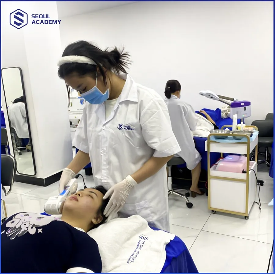 Ứng dụng máy móc, công nghệ hiện đại cũng là lộ trình được kết hợp đào tạo trong khóa spa cấp tốc