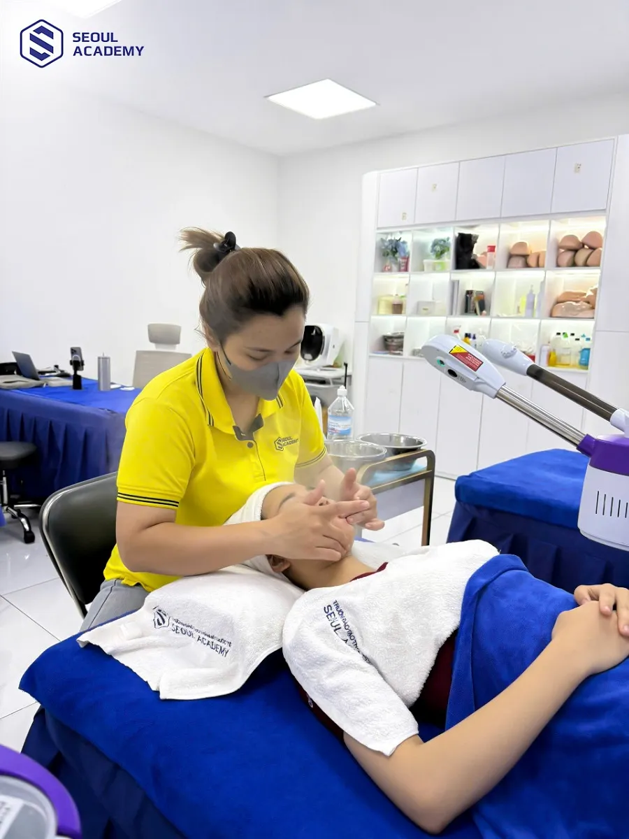 Nhu cầu nhân lực ngành spa lớn nên bạn hoàn toàn có thể xin việc tại nhiều spa/thẩm mỹ viện sau khi hoàn thành khóa học