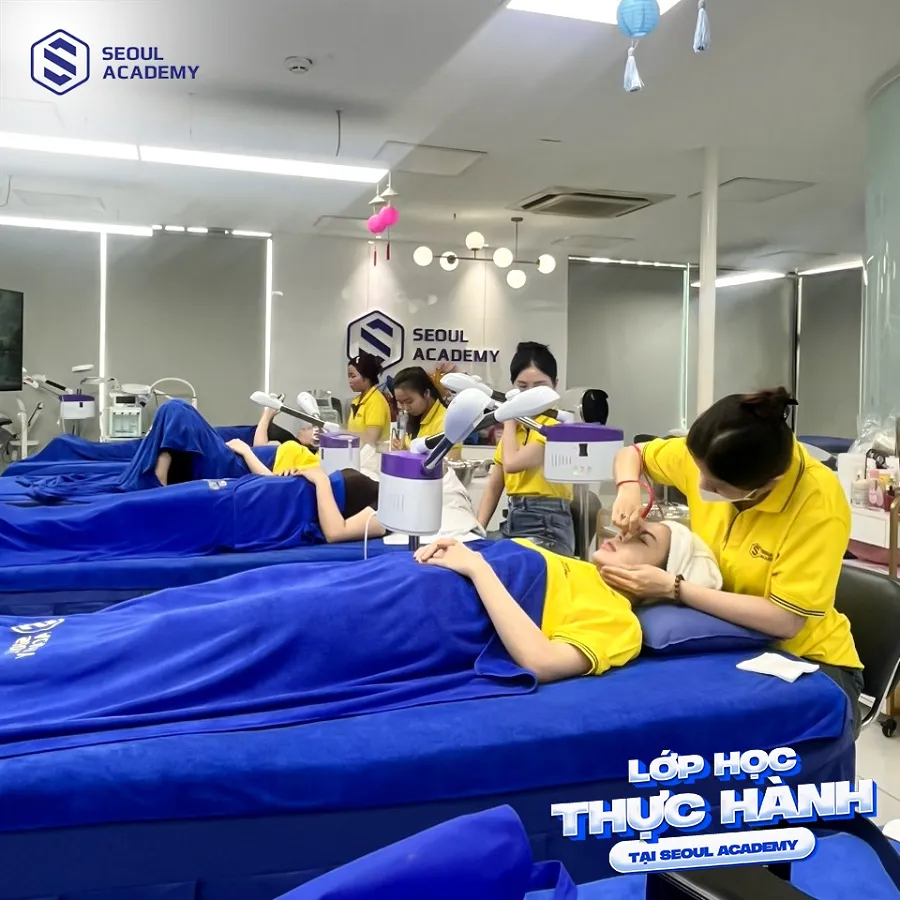 Học viên được thực hành kỹ thuật lấy nhân mụn