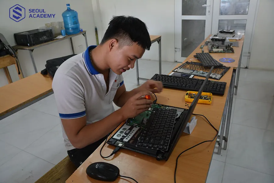 Học sửa chữa vi tính là nghề cho bộ đội xuất ngũ