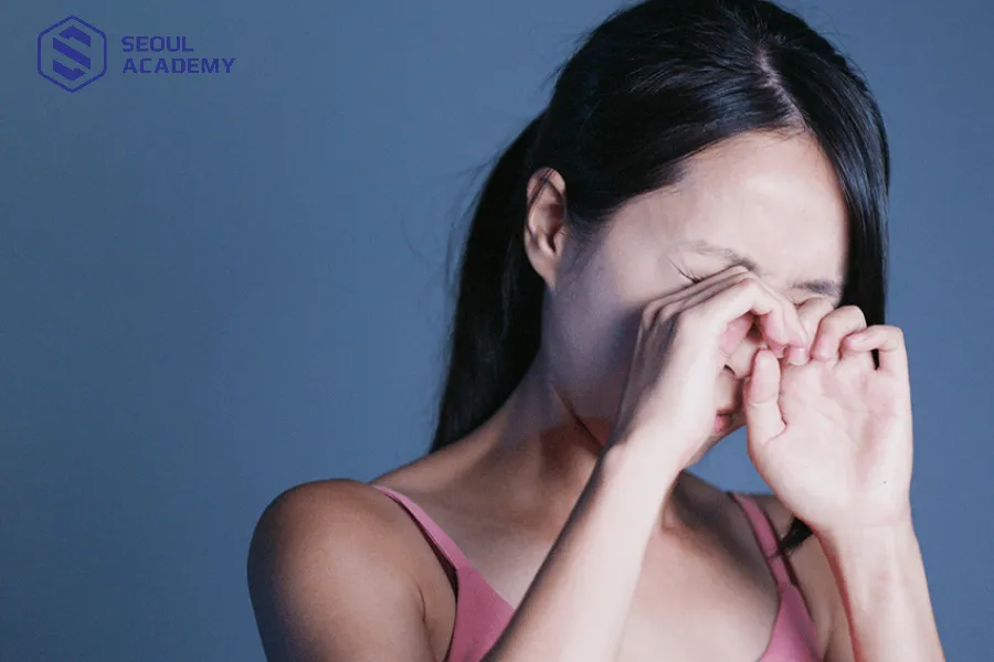 Dụi mắt sẽ dễ làm rơi mi giả và rụng cả mi thật