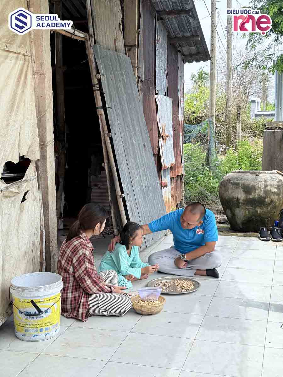 Hoàn cảnh của 2 em bé vô cùng khó khăn khiến nhiều người không khỏi chạnh lòng