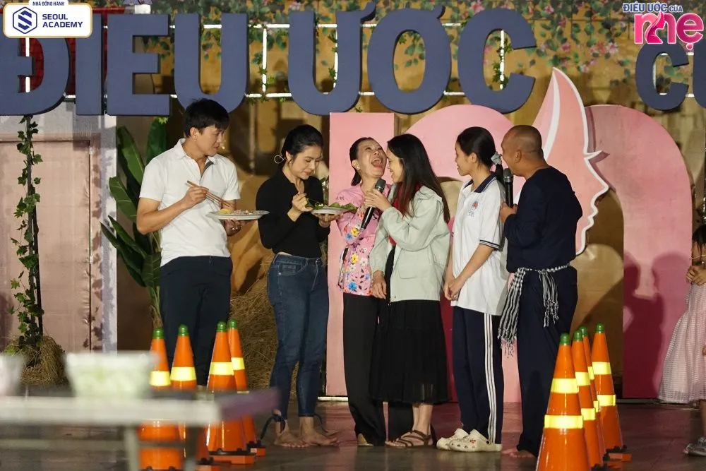 Cả hai đội chơi đang tham gia vào vòng chơi cánh cửa tương lai, giật giải về cho chương trình