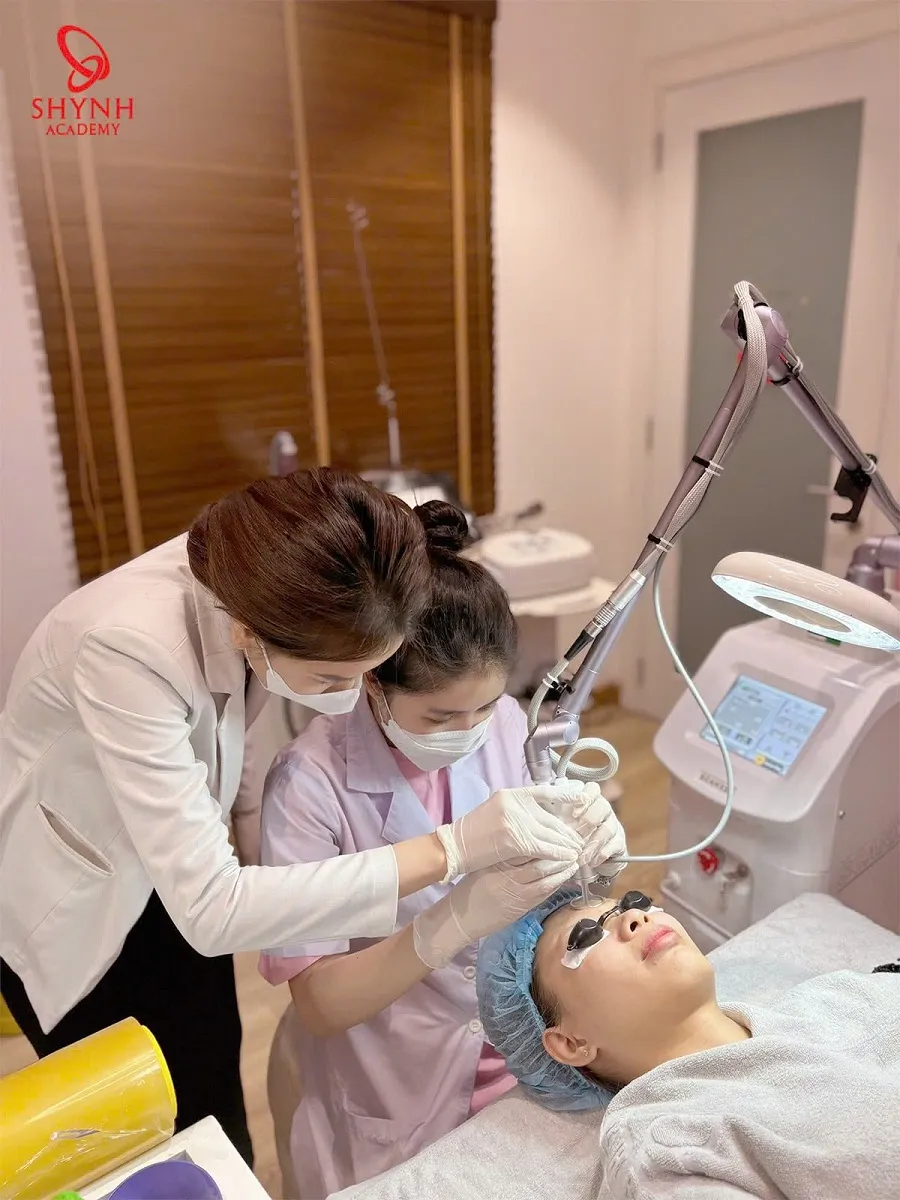 Học viên tại Shynh Academy được giảng viên cầm tay chỉ việc