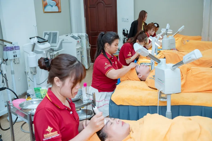 Buổi thực hành trên mẫu thật tại Main Beauty Academy