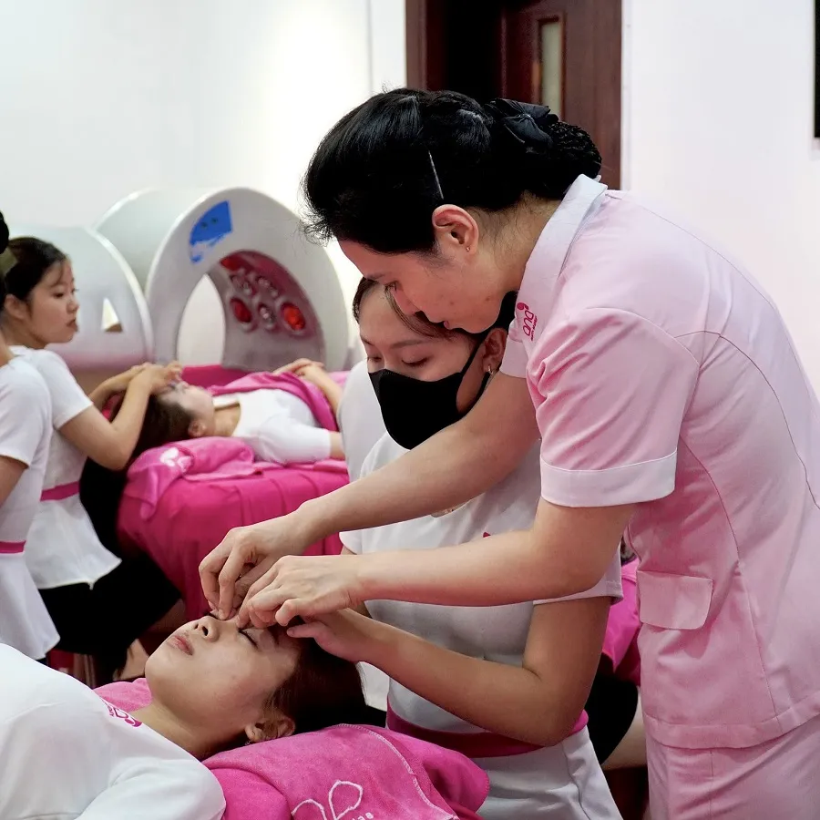 Học viên tại ANA Beauty Academy luôn được giảng viên cầm tay chỉ việc