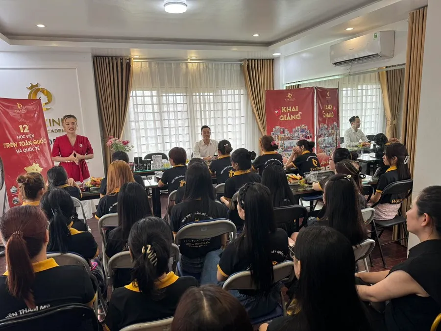 Khai giảng khóa học mới tại học viện thẩm mỹ Eva Xinh