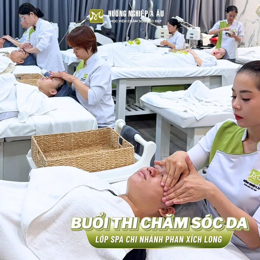 Kỳ thi chăm sóc da tại trung tâm hướng nghiệp Á Âu