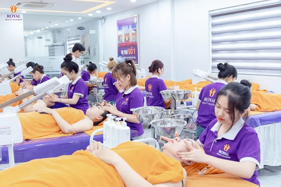 Buổi thực hành của học viên tại Royal Beauty Academy Buổi thực hành của học viên tại Royal Beauty Academy