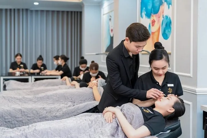 Học viên tại DIVA Academy luôn được học tập 1:1 với giảng viên Học viên tại DIVA Academy luôn được học tập 1:1 với giảng viên