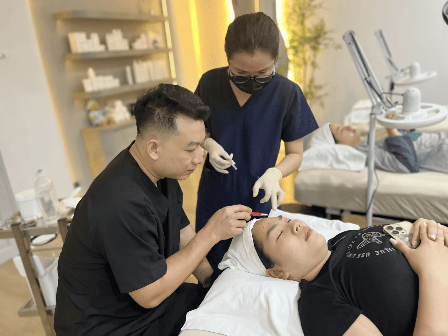 Giảng viên tại Queen luôn tận tình hướng dẫn các học viên thực hành