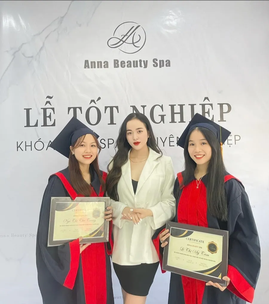 Học viên tốt nghiệp khóa spa chuyên nghiệp tại Anna Spa
