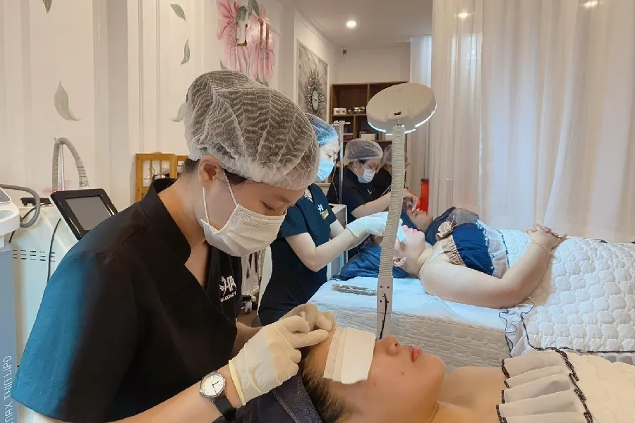 Nắm vững lý thuyết, học viên tiếp tục thực hành trên mẫu thật để rèn luyện kỹ năng nghề