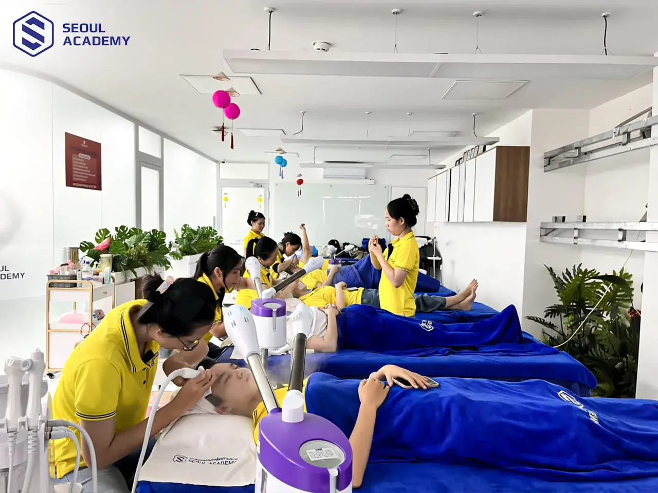 Buổi học thực hành trong khóa học chăm sóc da tại Seoul Academy