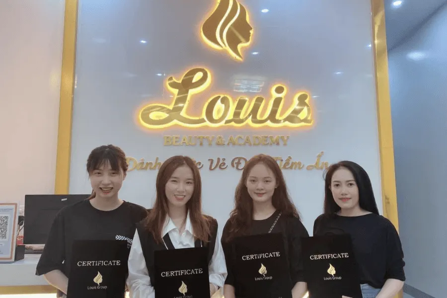 Các học viên được cấp chứng chỉ sau khi hoàn thành khóa học tại Louis Spa
