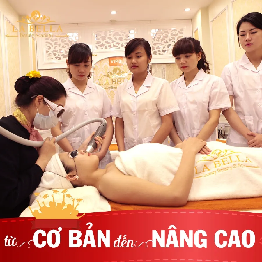 Học viên trải nghiệm thực hành với trang thiết bị hiện đại