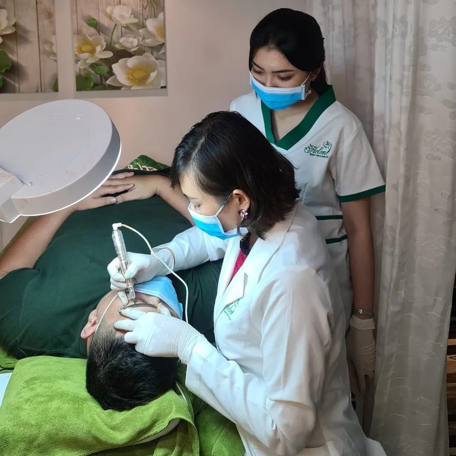 Học viên Hellen Beauty được giảng viên hướng dẫn tận tình