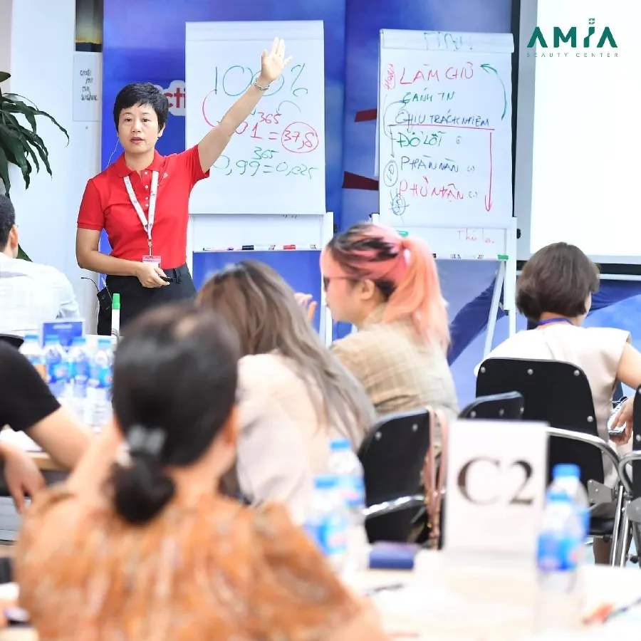 Buổi hội thảo tại Amia Beauty Center giúp học viên nâng cao kỹ năng mềm và kết nối chuyên gia