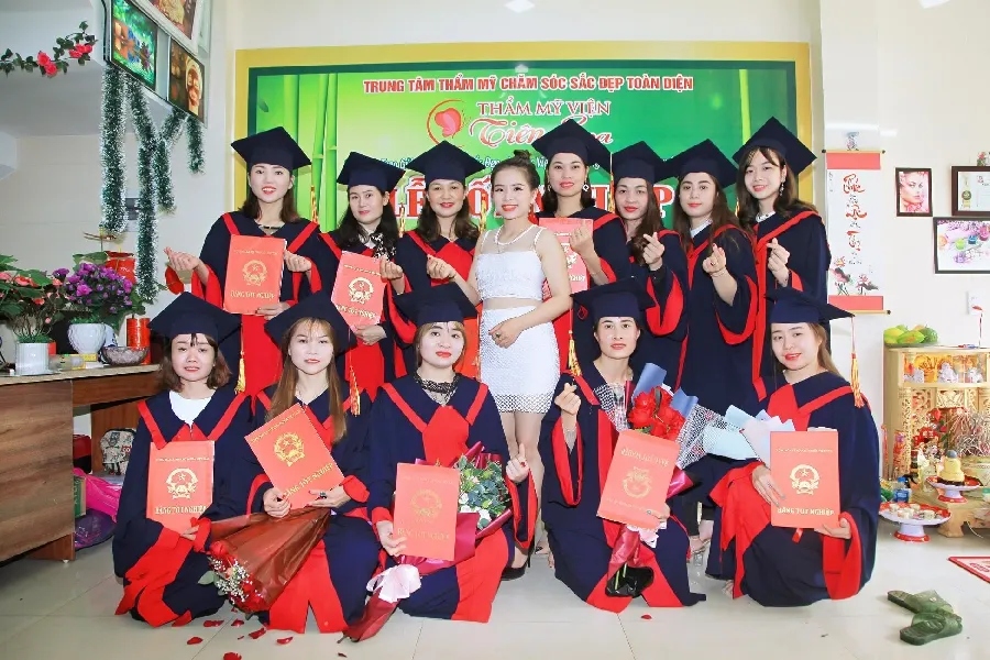 Buổi trao bằng tốt nghiệp cho các học viên ở Tiên Academy & Beauty Center