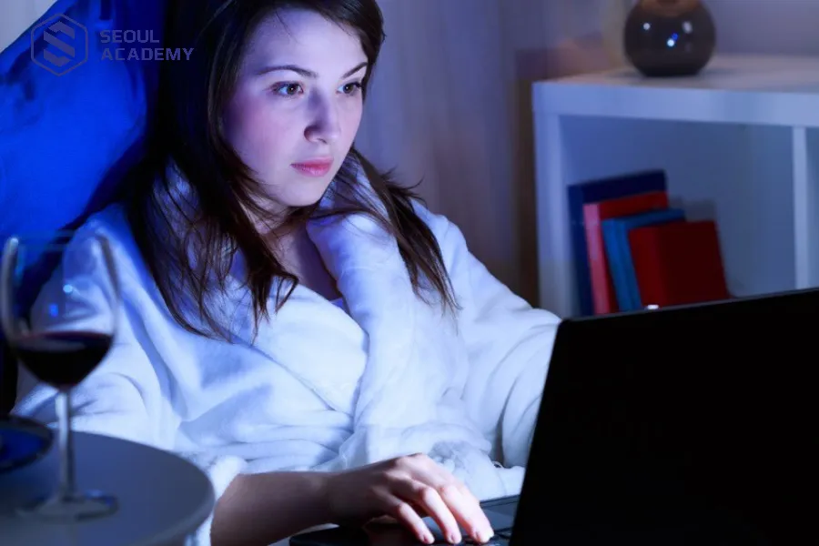 Không nên thức quá khuya để ôn tập trước ngày thi