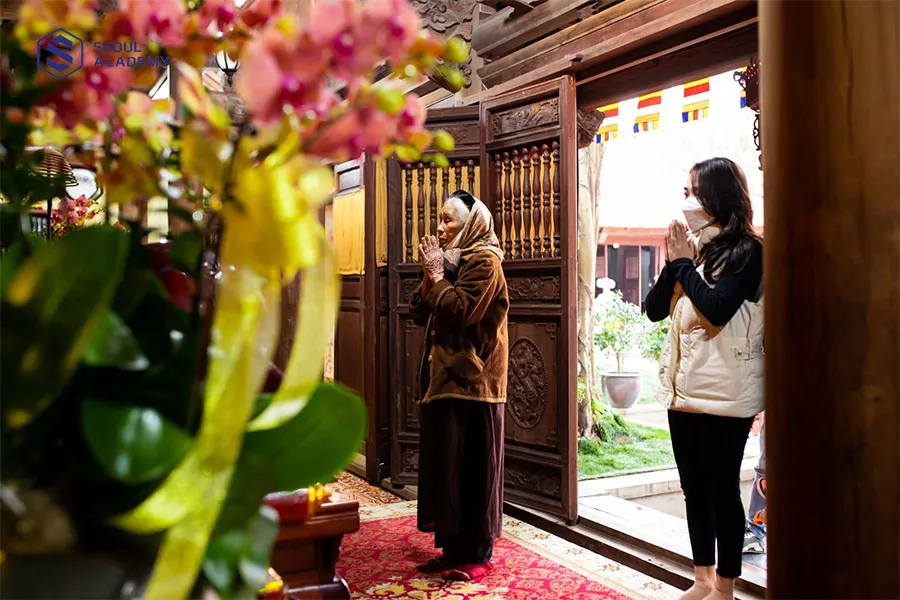 Người tuổi Dần nên đi chùa đầu năm để cầu bình an và may mắn