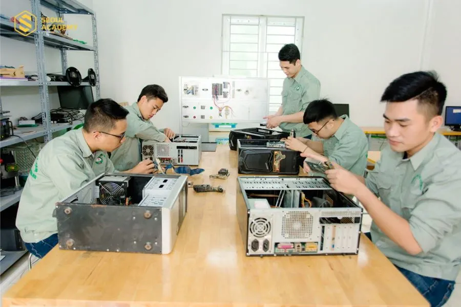 19 tuổi nên học nghề gì? Bạn có thể theo học một số ngành nghề như làm đẹp, sửa chữa máy tính, điện lạnh hoặc pha chế