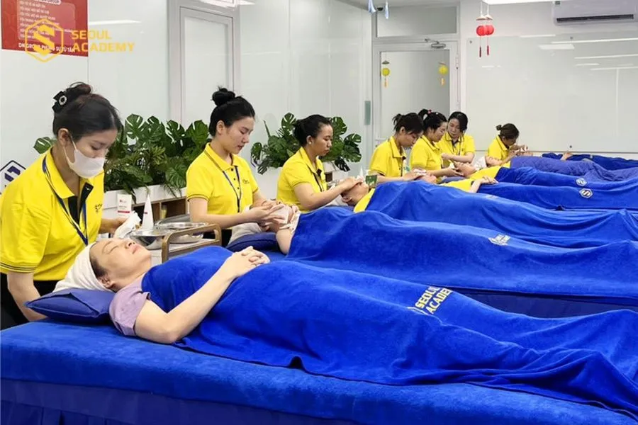 Con gái sức khỏe yếu nếu thắc mắc 19 tuổi nên học nghề gì thì có thể tham khảo học các nghề như làm đẹp, chăm sóc da