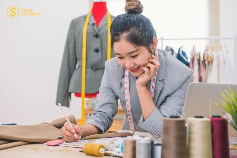 Nghề thợ may cần có sự tỉ mỉ cùng óc sáng tạo rất cao nên sẽ giúp bạn dễ dàng phát triển thời trang theo phong cách riêng