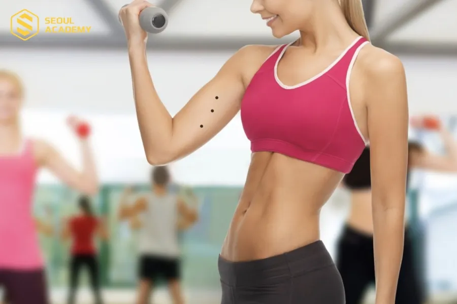 Các nốt ruồi thẳng hàng ở cánh tay