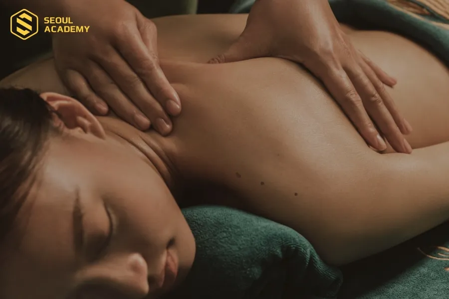 3 nốt ruồi thẳng hàng trên vai là trường hợp khá phổ biến 3 nốt ruồi thẳng hàng trên vai là trường hợp khá phổ biến