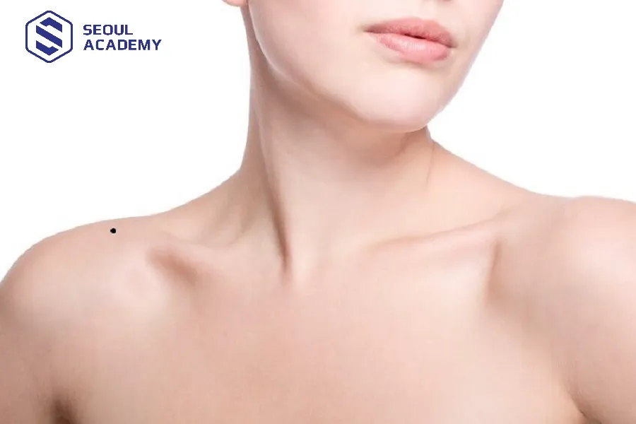 Nốt ruồi trên bả vai cho thấy nàng là người tháo vát, biết tiết kiệm