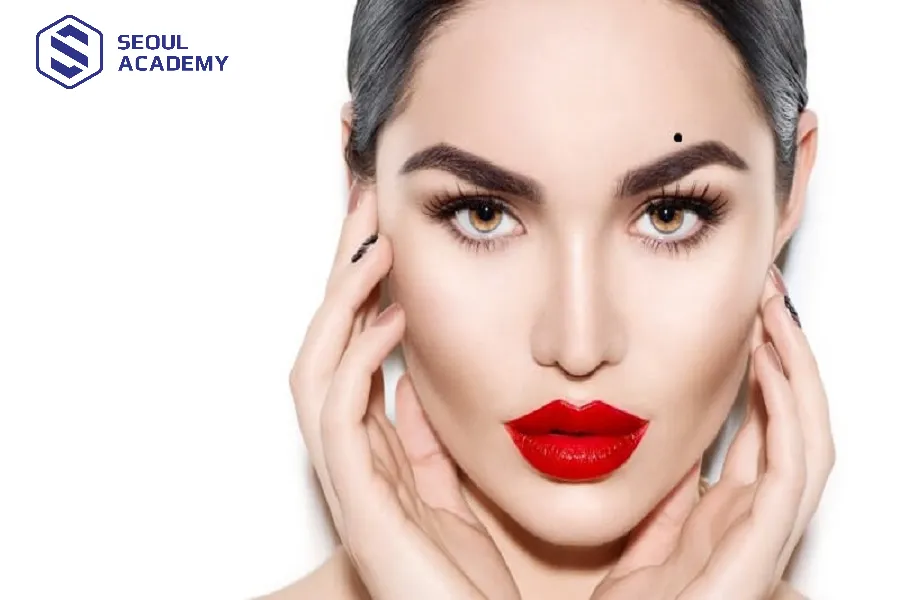 Cô nàng sở hữu nốt ruồi trên lông mày thường có sự nghiệp thành công