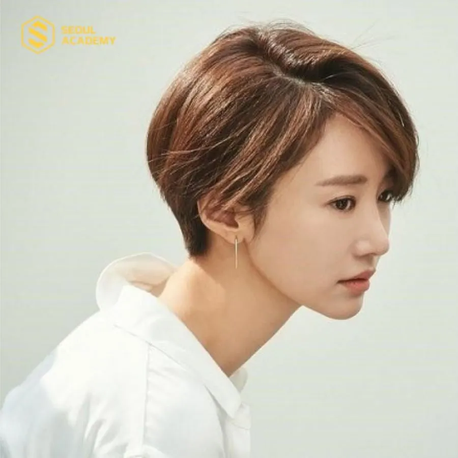 Kiểu tóc Pixie phong cách Hàn sẽ rất phù hợp với nhiều chị em tuổi 50 bận rộn, ít thời gian chăm sóc tóc