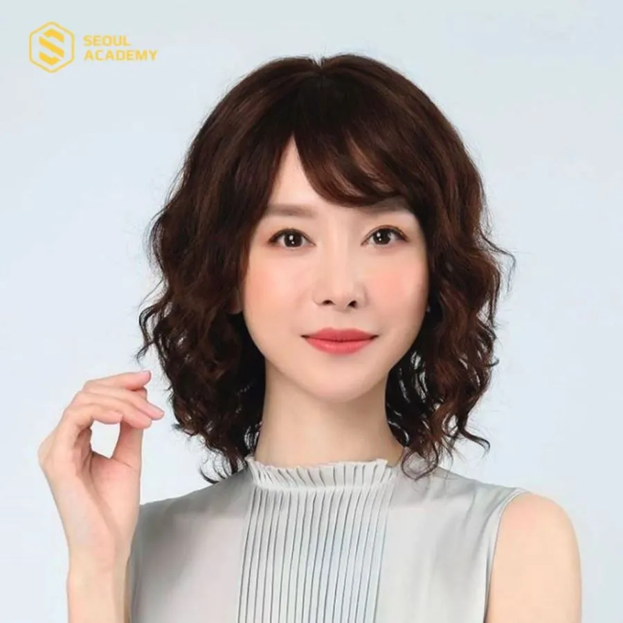 Những lọn tóc xoăn nhẹ nhàng sẽ giúp che đi các khuyết điểm ở vùng hàm và má mang lại cảm giác gương mặt luôn tươi tắn