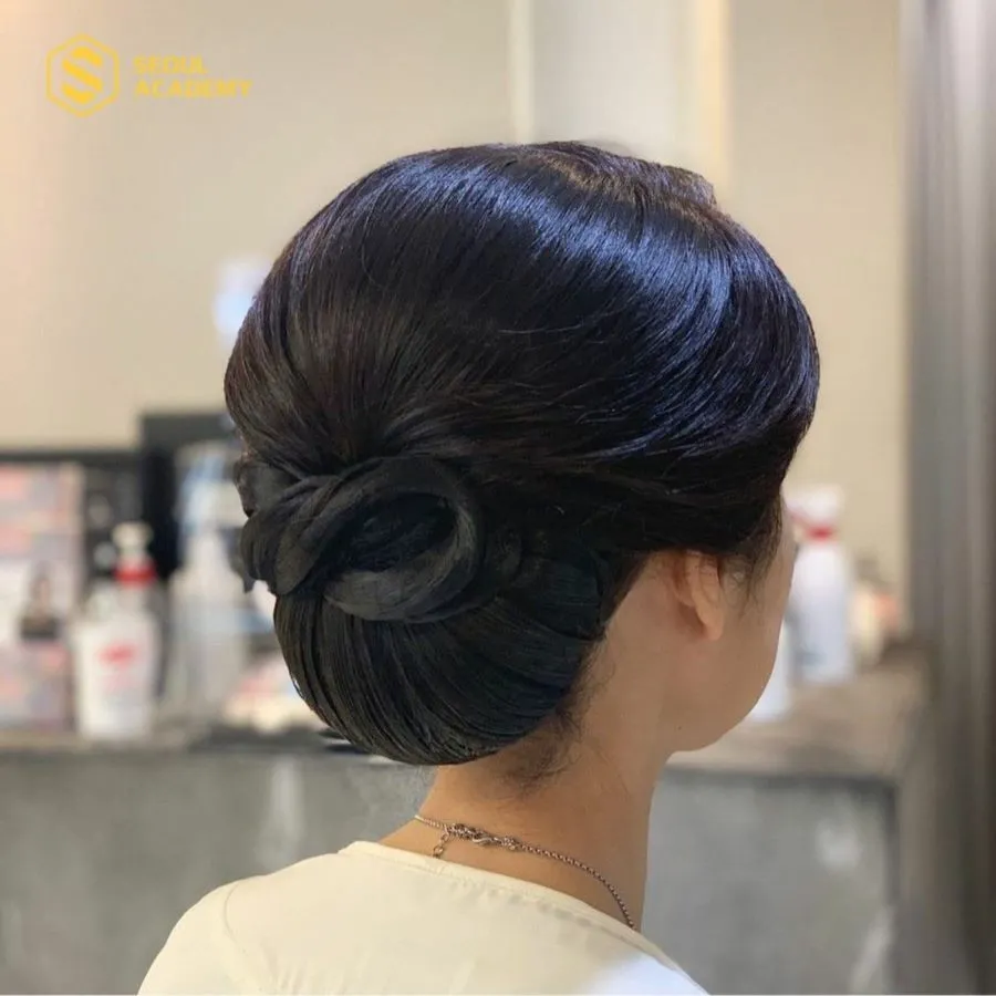 Kiểu tóc búi sẽ rất phù hợp cho phụ nữ ở độ tuổi 50 khi muốn tham dự các dịp quan trọng như tiệc cưới, sự kiện hoặc buổi gặp mặt trang trọng