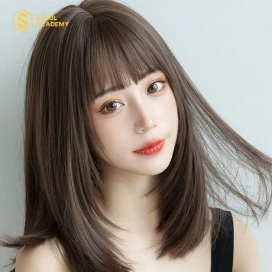 Phần tóc được duỗi thẳng với độ dài vừa chạm vai giúp tạo cảm giác gương mặt nhẹ nhàng