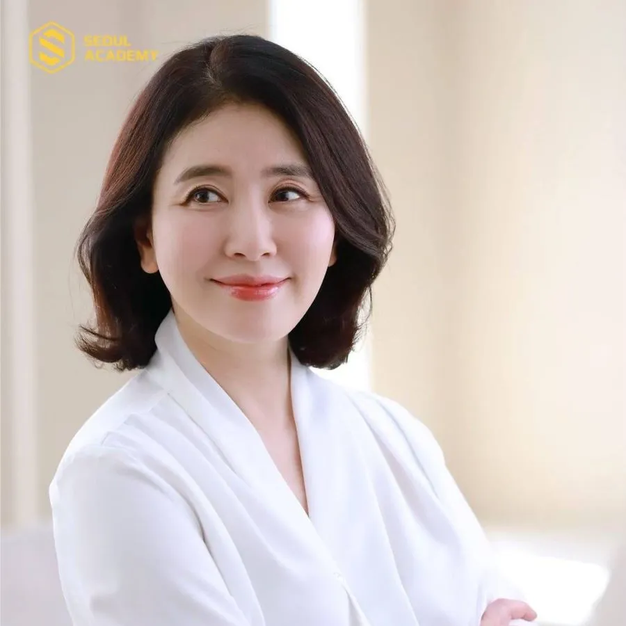 Kiểu tóc ngang vai uốn xoăn nhẹ là một trong những kiểu tóc đẹp cho phụ nữ tuổi 50 được yêu thích Kiểu tóc ngang vai uốn xoăn nhẹ là một trong những kiểu tóc đẹp cho phụ nữ tuổi 50 được yêu thích