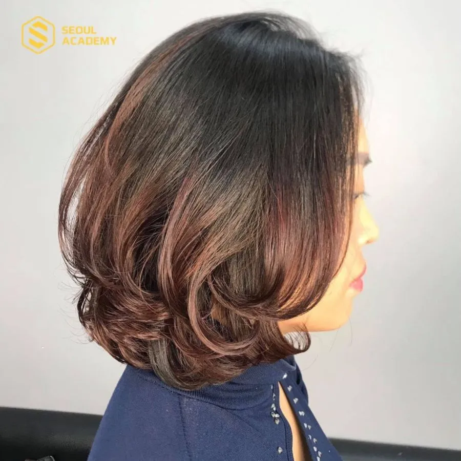 Đây là kiểu tóc vô cùng phù hợp cho những chị em muốn tạo cảm giác năng động, hiện đại nhưng vẫn giữ được sự thanh lịch Kiểu tóc Bob uốn cụp ôm mặt thường có độ dài vừa phải nên sẽ rất tiện với nhiều chị em khi muốn giữ nếp tóc