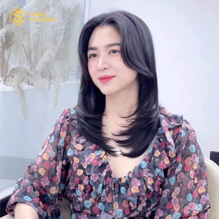 Đối với kiểu tóc xoăn sóng lơi, bạn có thể nhuộm thêm các màu trung tính để tăng thêm nét trẻ trung, hiện đại Đối với kiểu tóc xoăn sóng lơi, bạn có thể nhuộm thêm các màu trung tính để tăng thêm nét trẻ trung, hiện đại