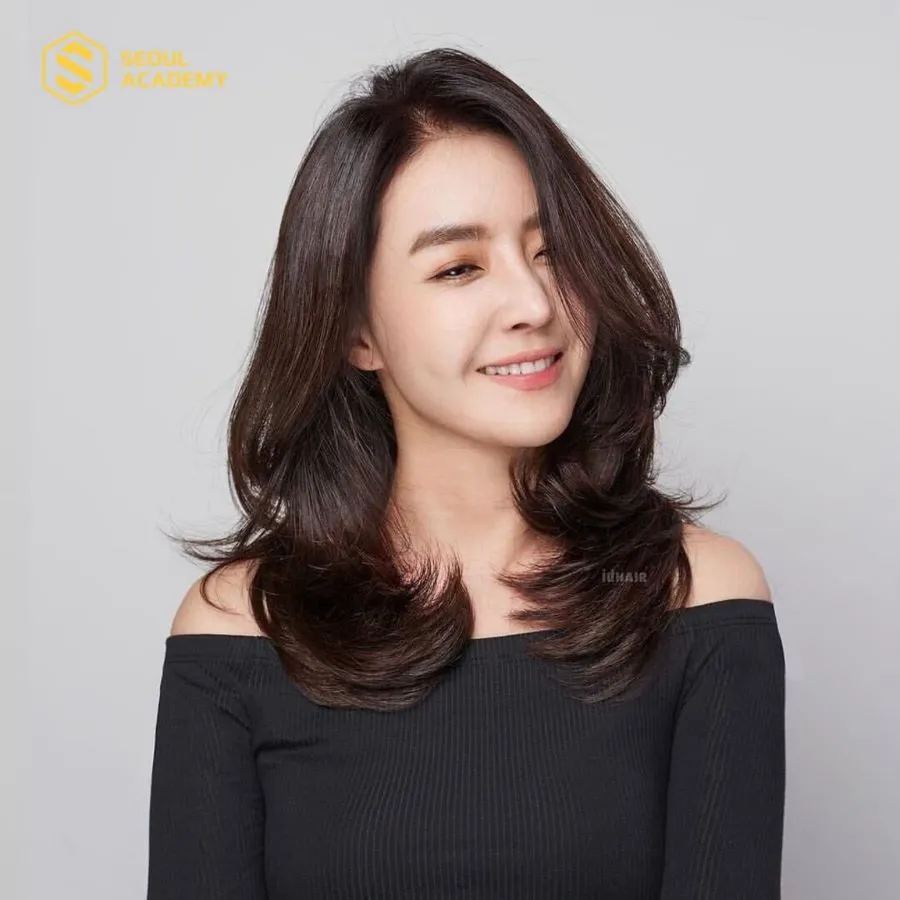 Nhờ độ rơi tự nhiên của tóc nên sẽ giúp gương mặt trông thanh thoát, nữ tính hơn Nhờ độ rơi tự nhiên của tóc nên sẽ giúp gương mặt trông thanh thoát, nữ tính hơn