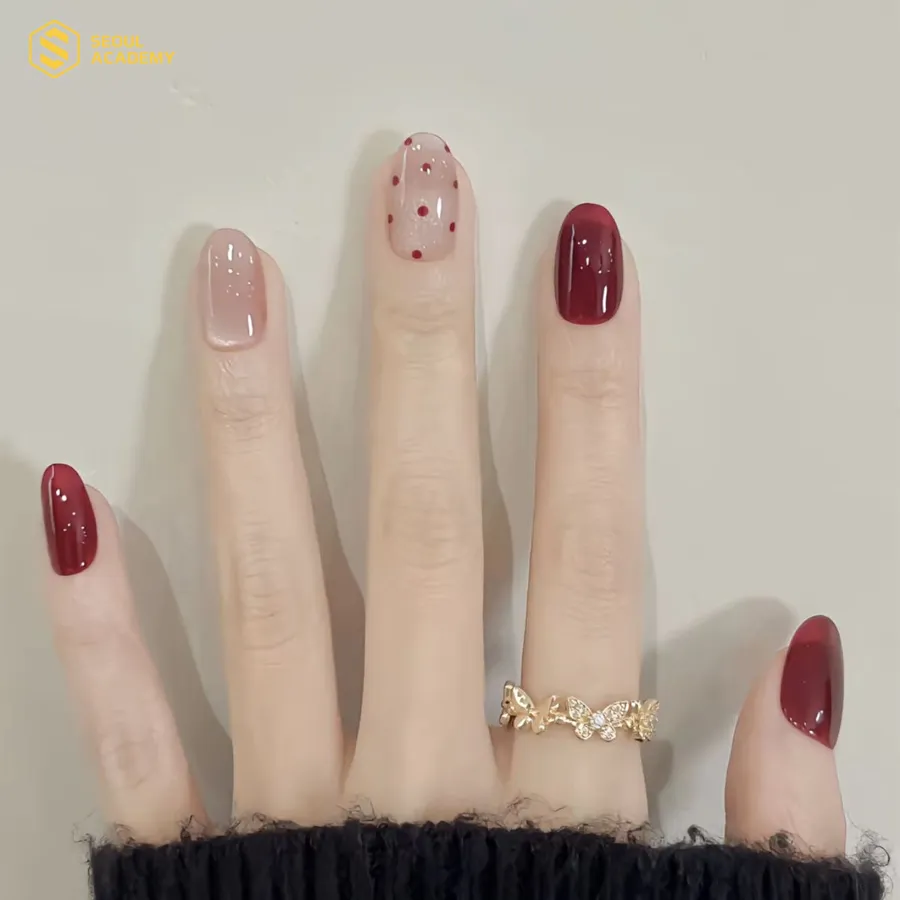 Nail màu đỏ mận giúp bàn tay cuốn hút, nổi bật Nail màu đỏ mận giúp bàn tay cuốn hút, nổi bật