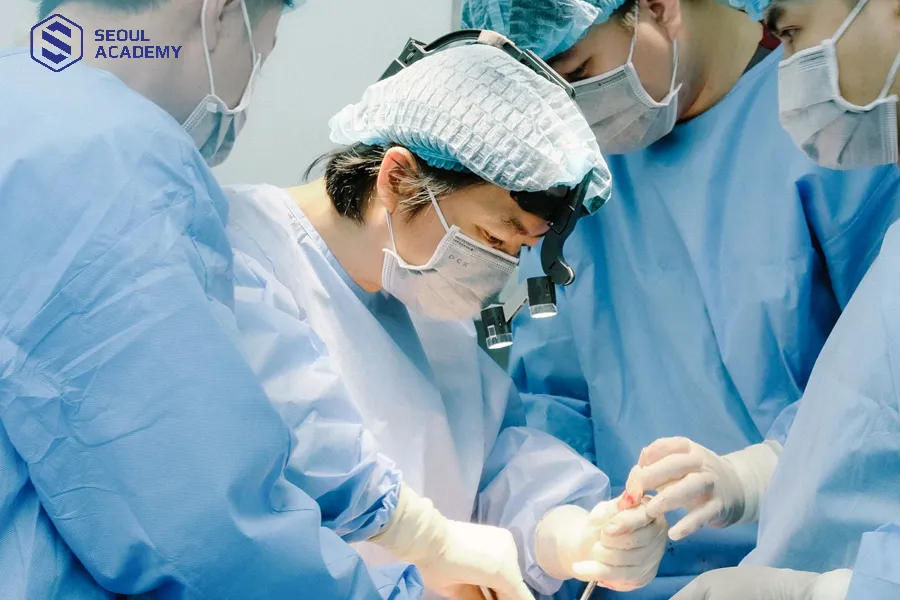 Để có thể tham gia trực tiếp phẫu thuật, bạn cần phải học rất nhiều