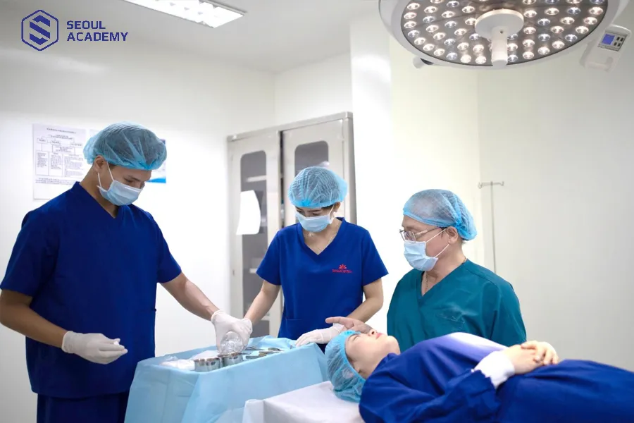 Chương trình học phẫu thuật rất dài và cần rèn luyện cứng tay nghề