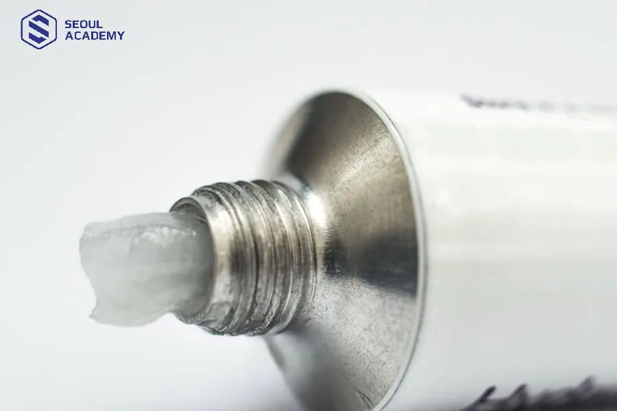 Dùng thuốc mỡ bôi sau khi phun xăm là rất cần thiết Dùng thuốc mỡ bôi sau khi phun xăm là rất cần thiết