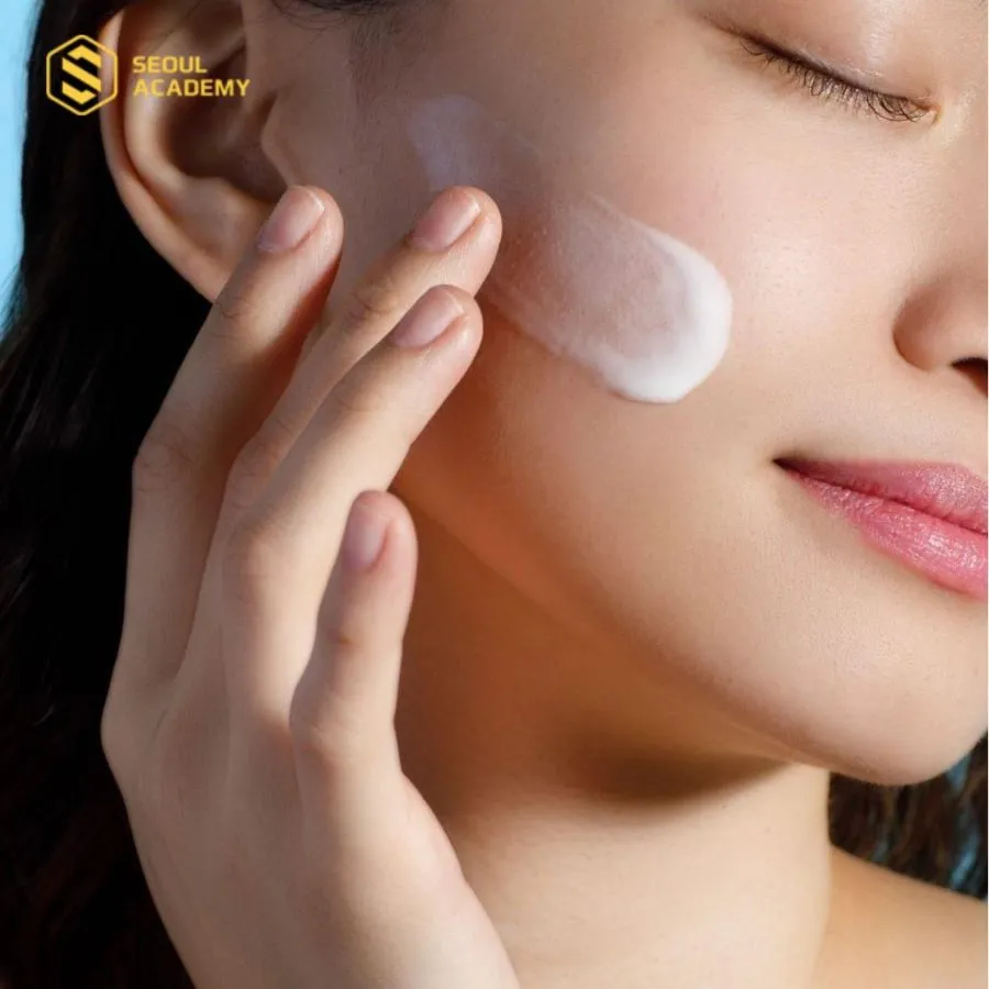 Các bước trang điểm có kem chống nắng sẽ giúp bảo vệ làn da khỏi tia UV, hạn chế tình trạng sạm hay nám da