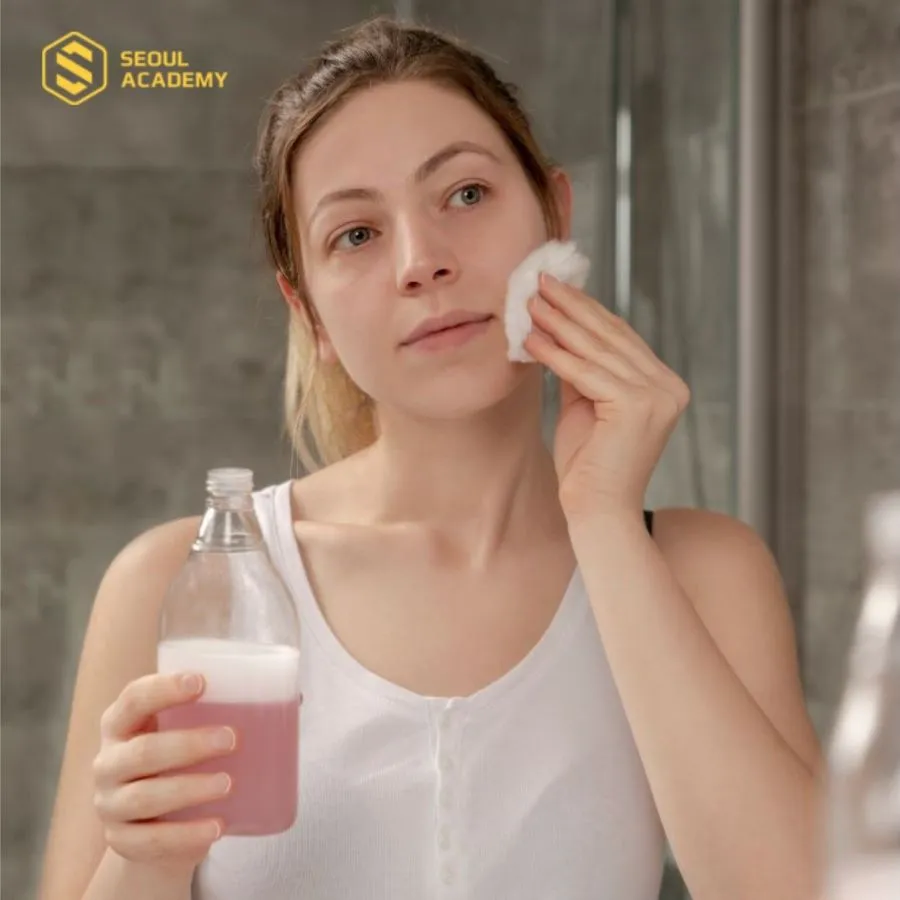 Trước các bước trang điểm có kem chống nắng, bạn hãy làm sạch da thật kỹ để loại bỏ bụi bẩn, dầu nhờn còn sót lại trên da